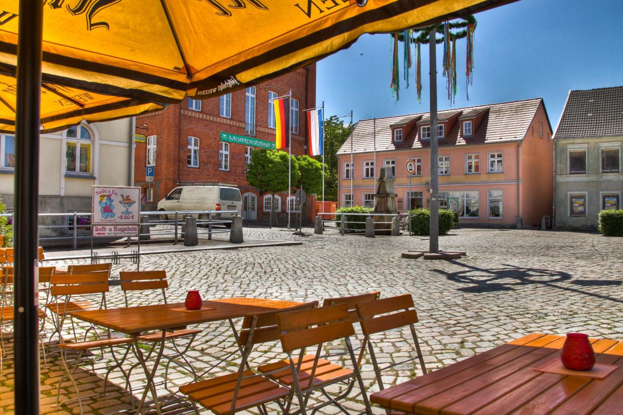 Hotel Am Markt Altentreptow Екстер'єр фото