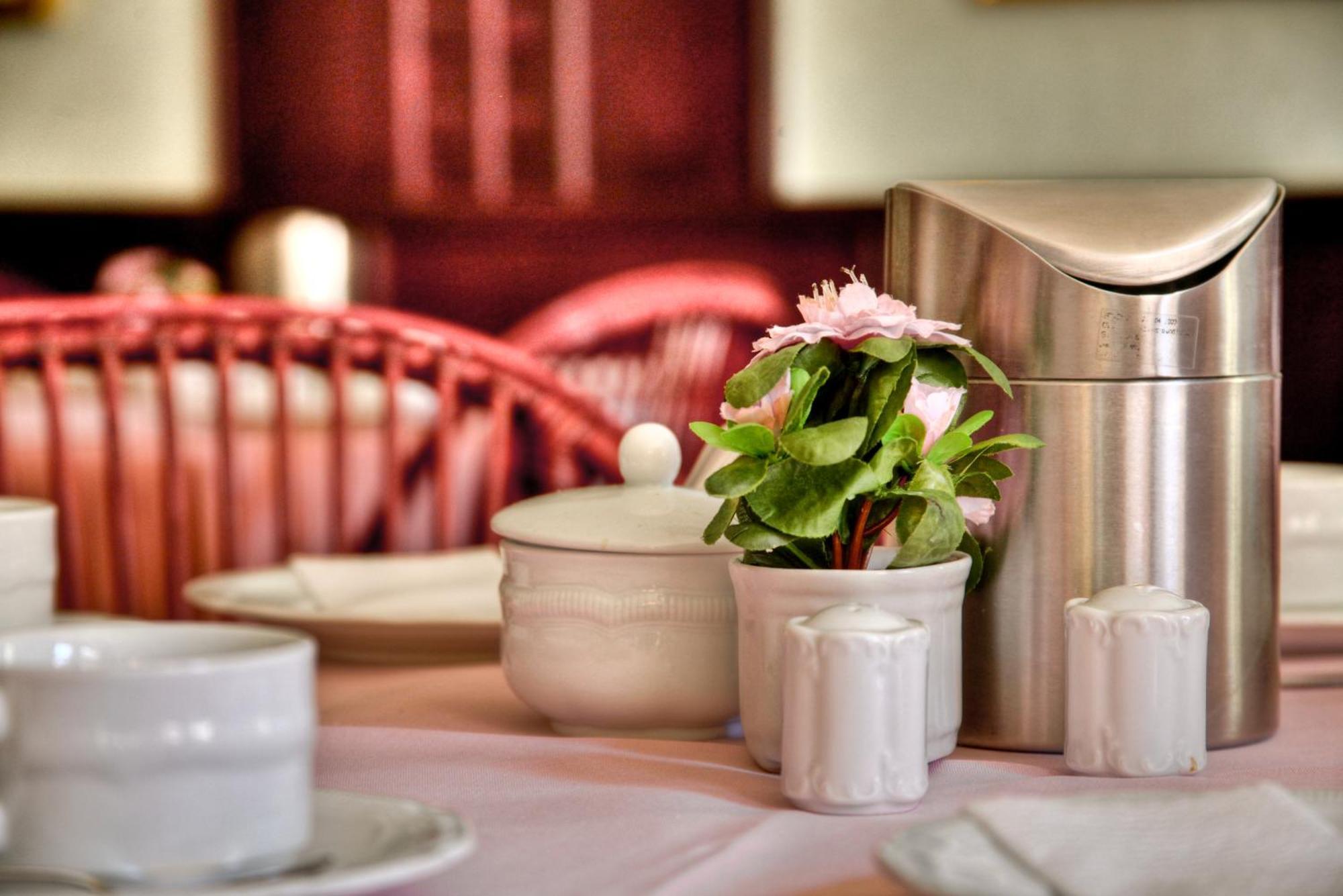Hotel Am Markt Altentreptow Екстер'єр фото
